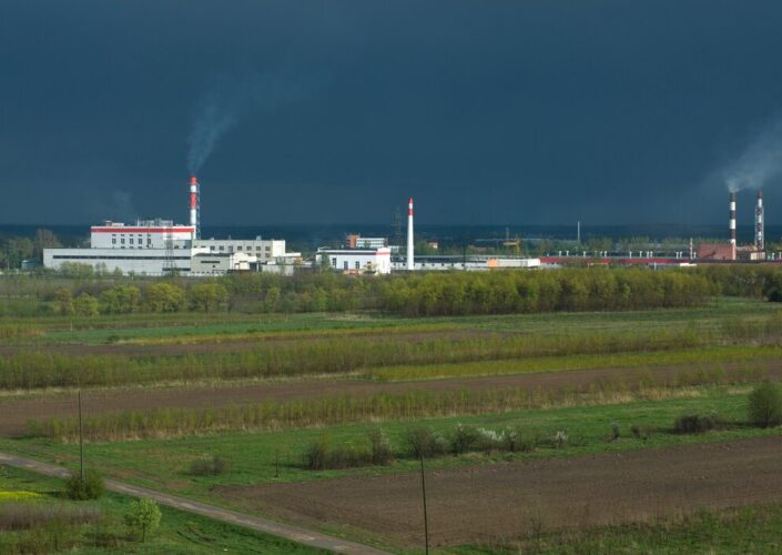 chemical-plant_1385-612
