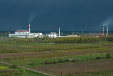 chemical-plant_1385-612